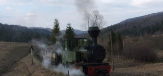 Den smalspåriga järnvägen i Cisna i Bieszczady-bergen